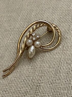 Double Loop Pearl Brooch